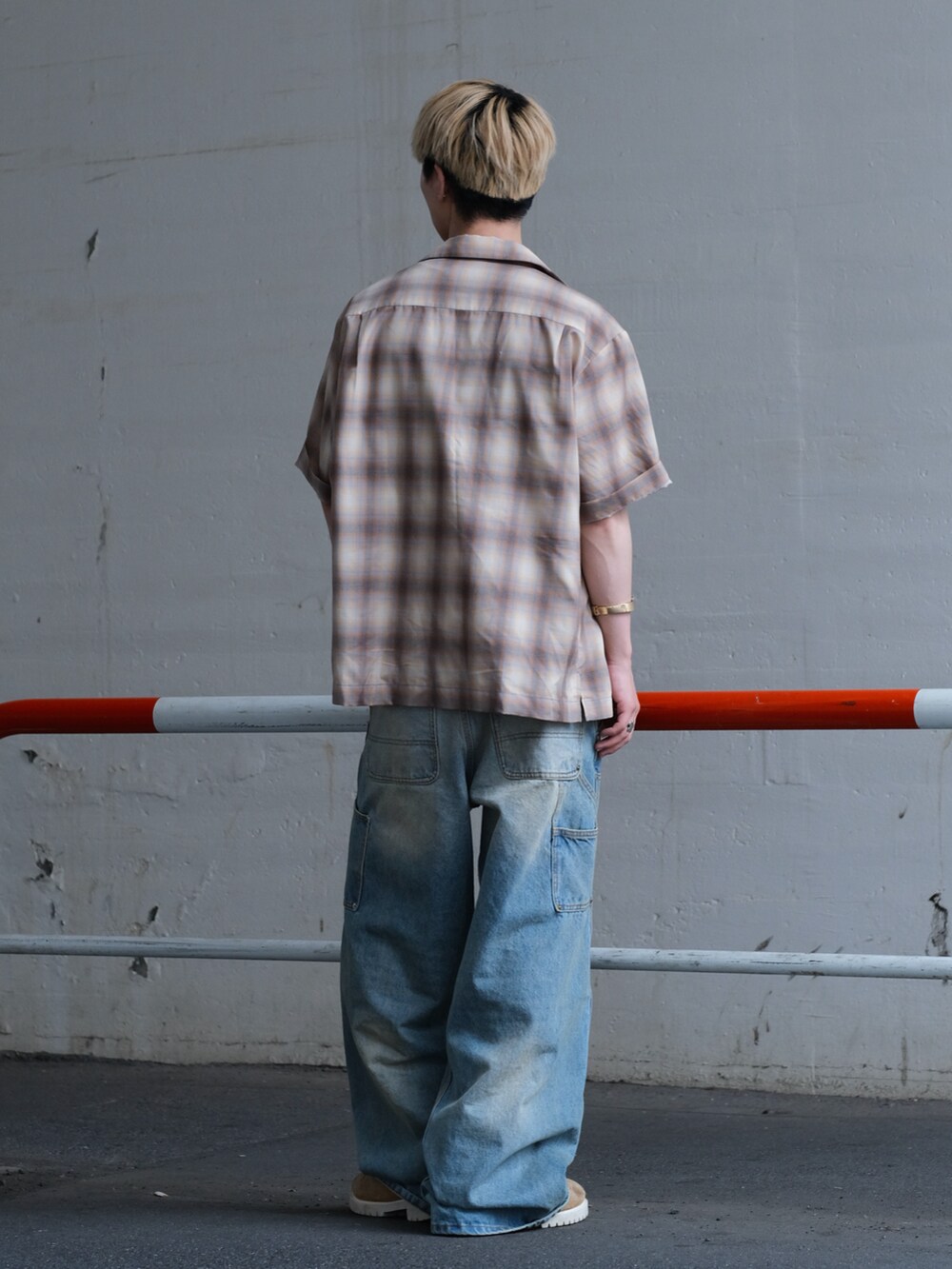 ブルー系のデニムパンツ、ベージュ系のブーツ、ベージュ系のシャツ/ブラウスを着用したメンズの夏コーディネートの3枚目の写真