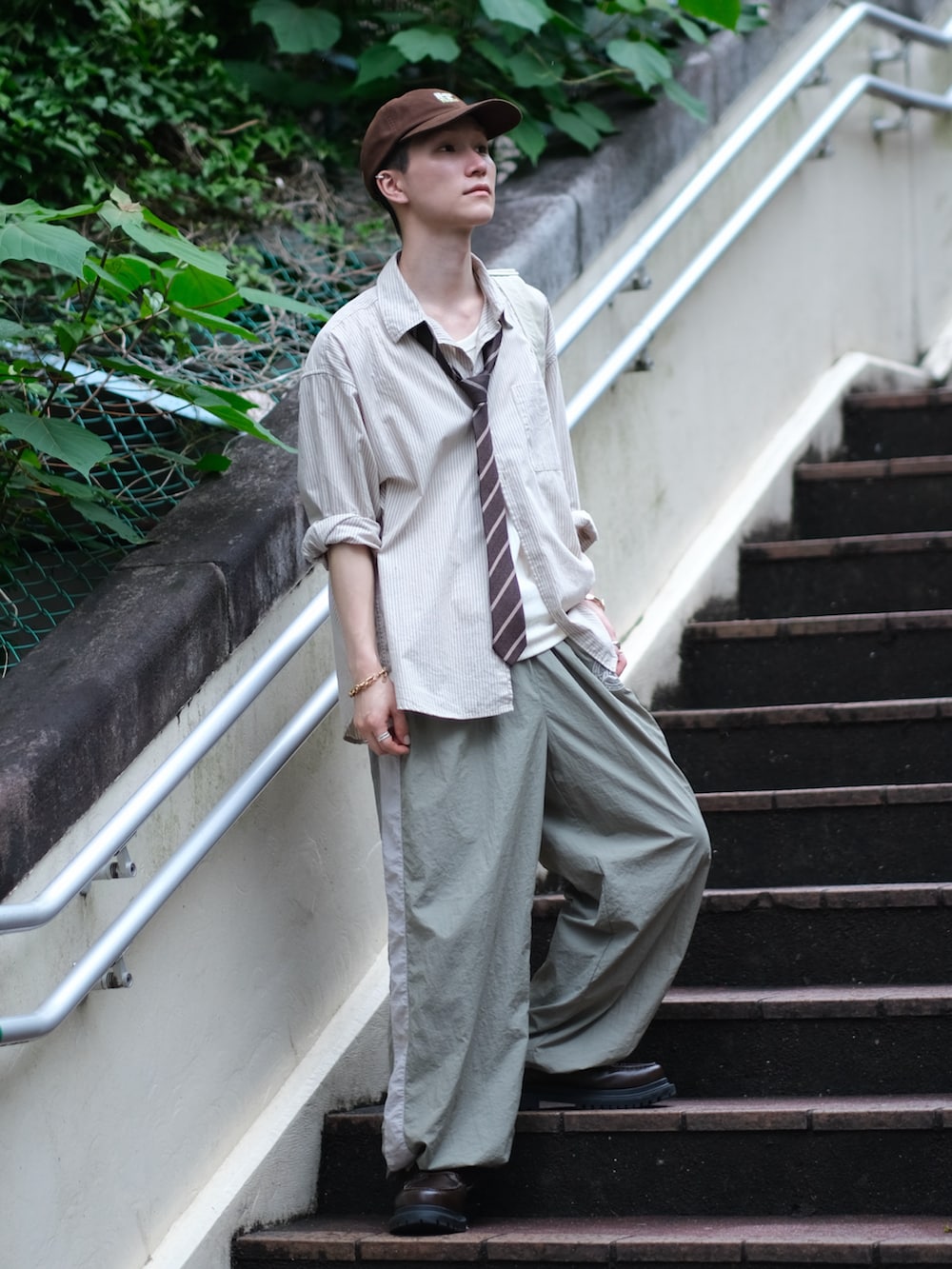 ベージュ系のその他パンツ、その他のネクタイ、ベージュ系のシャツ/ブラウスを着用したメンズの夏コーディネートの5枚目の写真