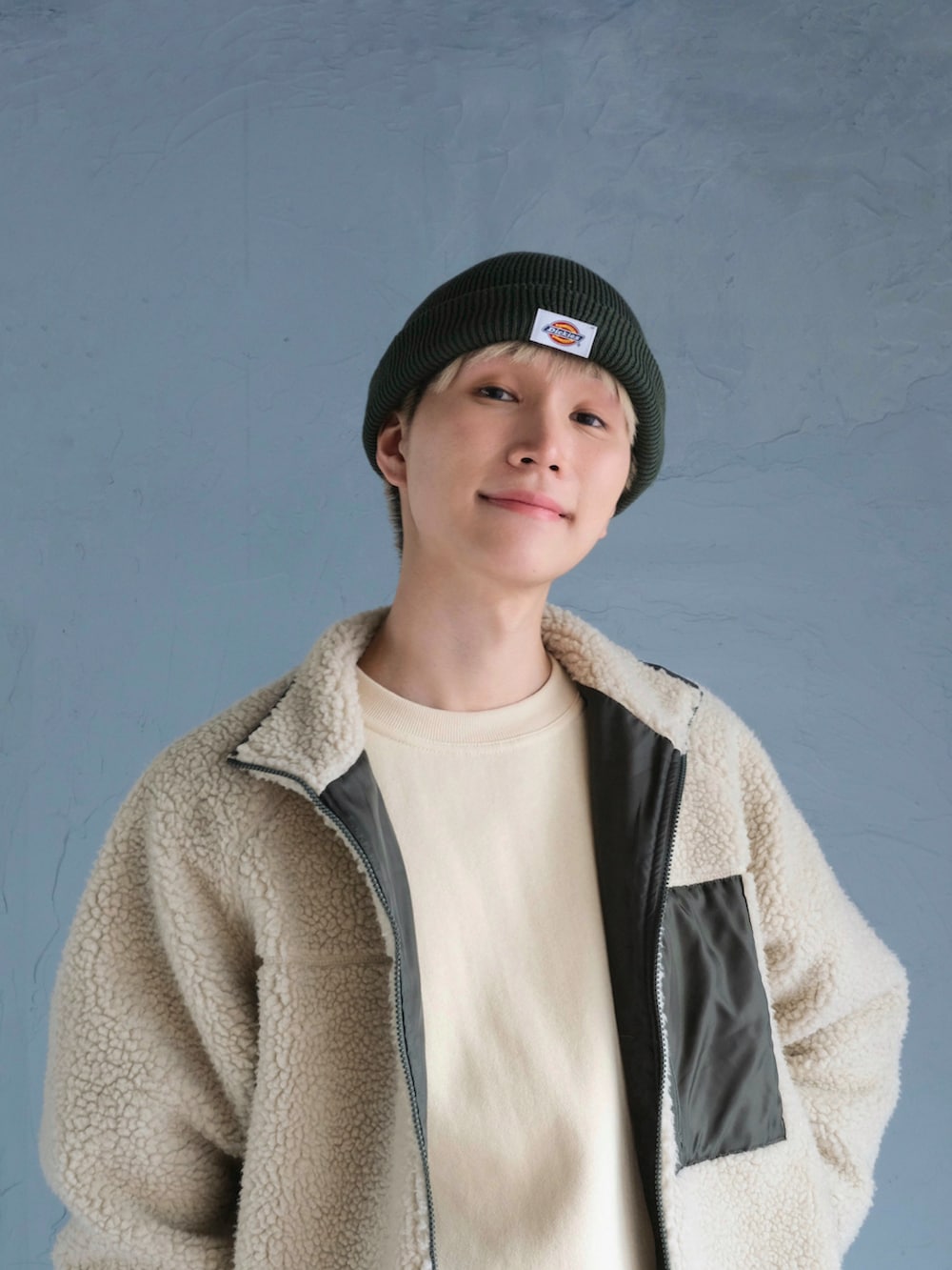 ベージュ系のブルゾン、ベージュ系のスウェット、グリーン系のトートバッグを着用したメンズの冬コーディネートの2枚目の写真