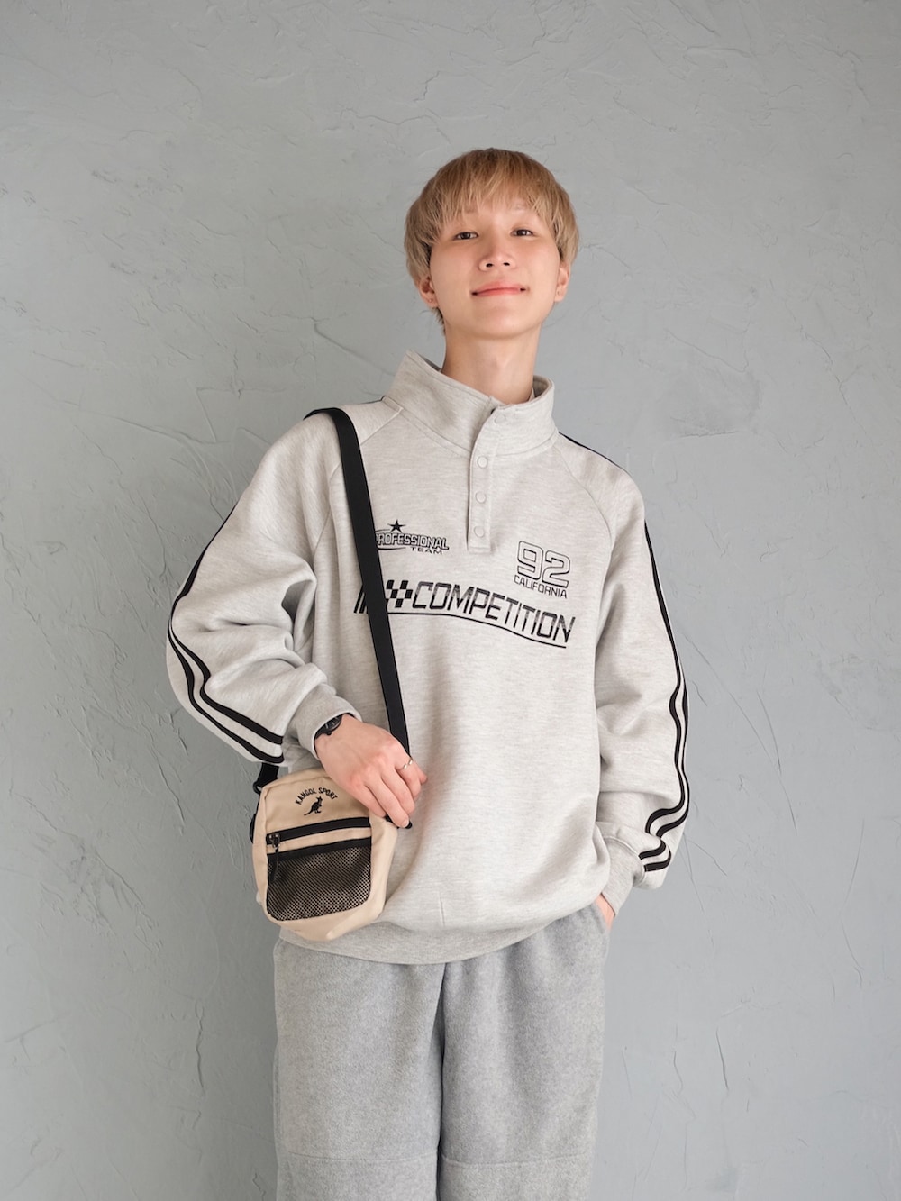 ブラウン系のローファー、グレー系のスウェットパンツ、グレー系のスウェットを着用したメンズの秋コーディネートの2枚目の写真