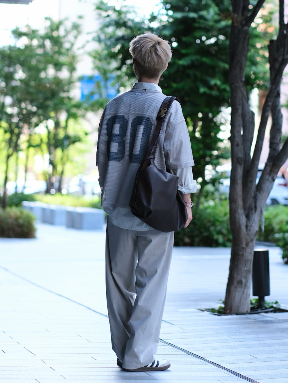 グレー系のTシャツ/カットソー、ホワイト系のスニーカー、ホワイト系のシャツ/ブラウスを着用したメンズの夏コーディネートの4枚目の写真