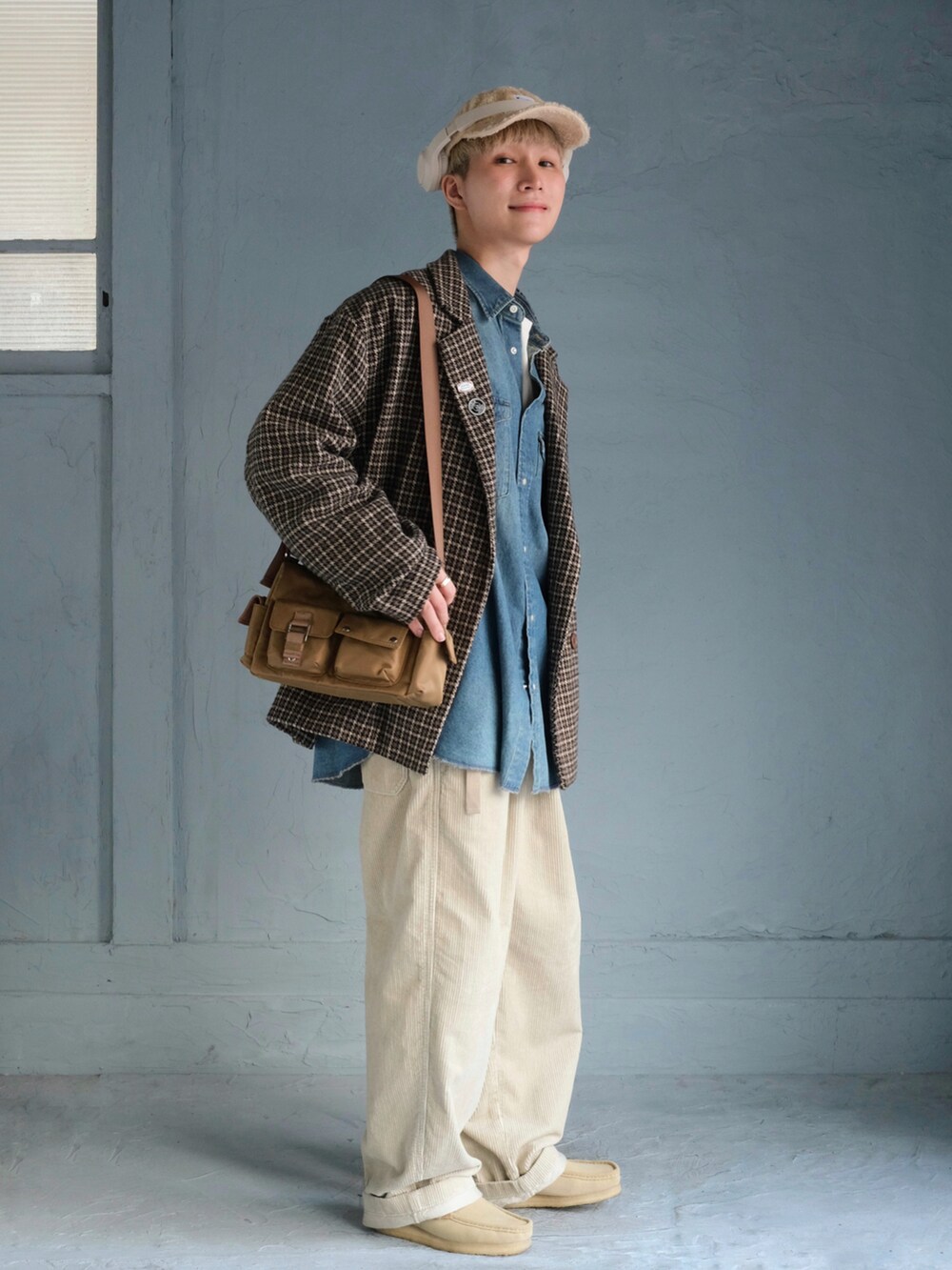 ブルー系のシャツ/ブラウス、ブラウン系のテーラードジャケット、ベージュ系のショルダーバッグを着用したメンズの秋コーディネートの4枚目の写真