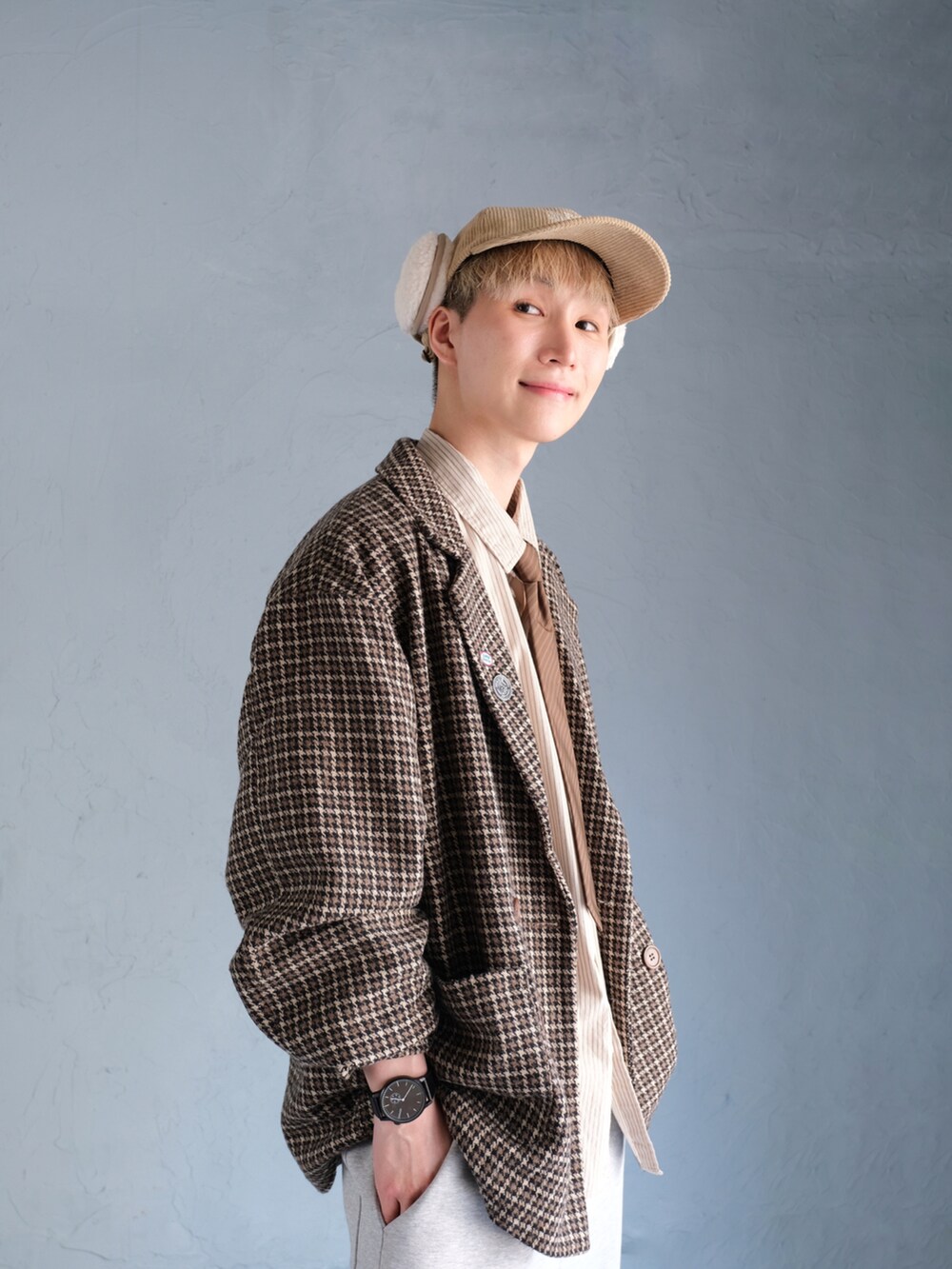 ブラウン系のテーラードジャケット、グレー系のスウェットパンツ、レッド系のスニーカーを着用したメンズの秋コーディネートの2枚目の写真