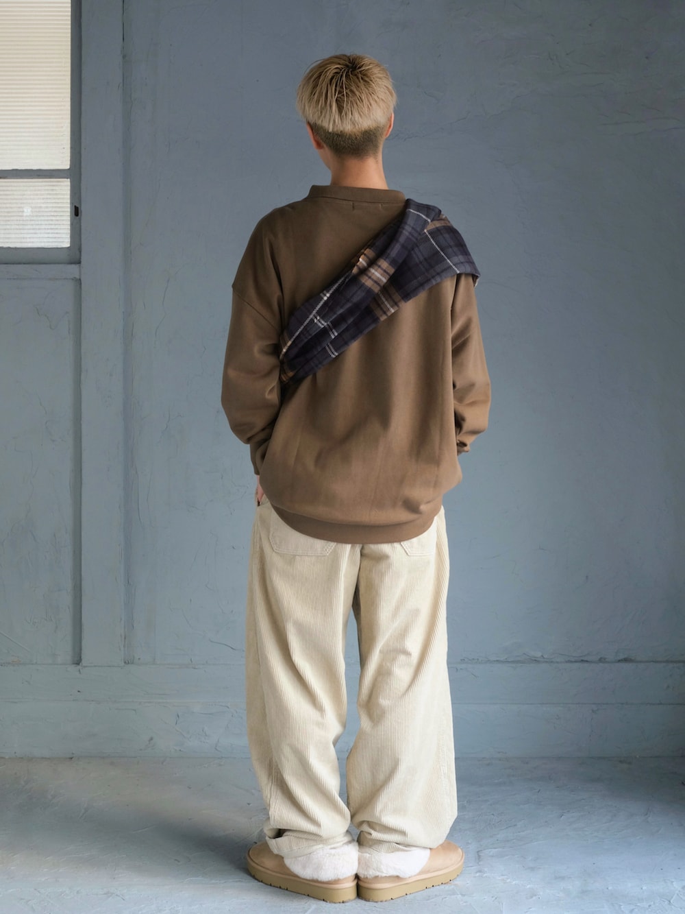 ベージュ系のその他パンツ、グリーン系のスウェット、ベージュ系のサンダルを着用したメンズの秋コーディネートの5枚目の写真