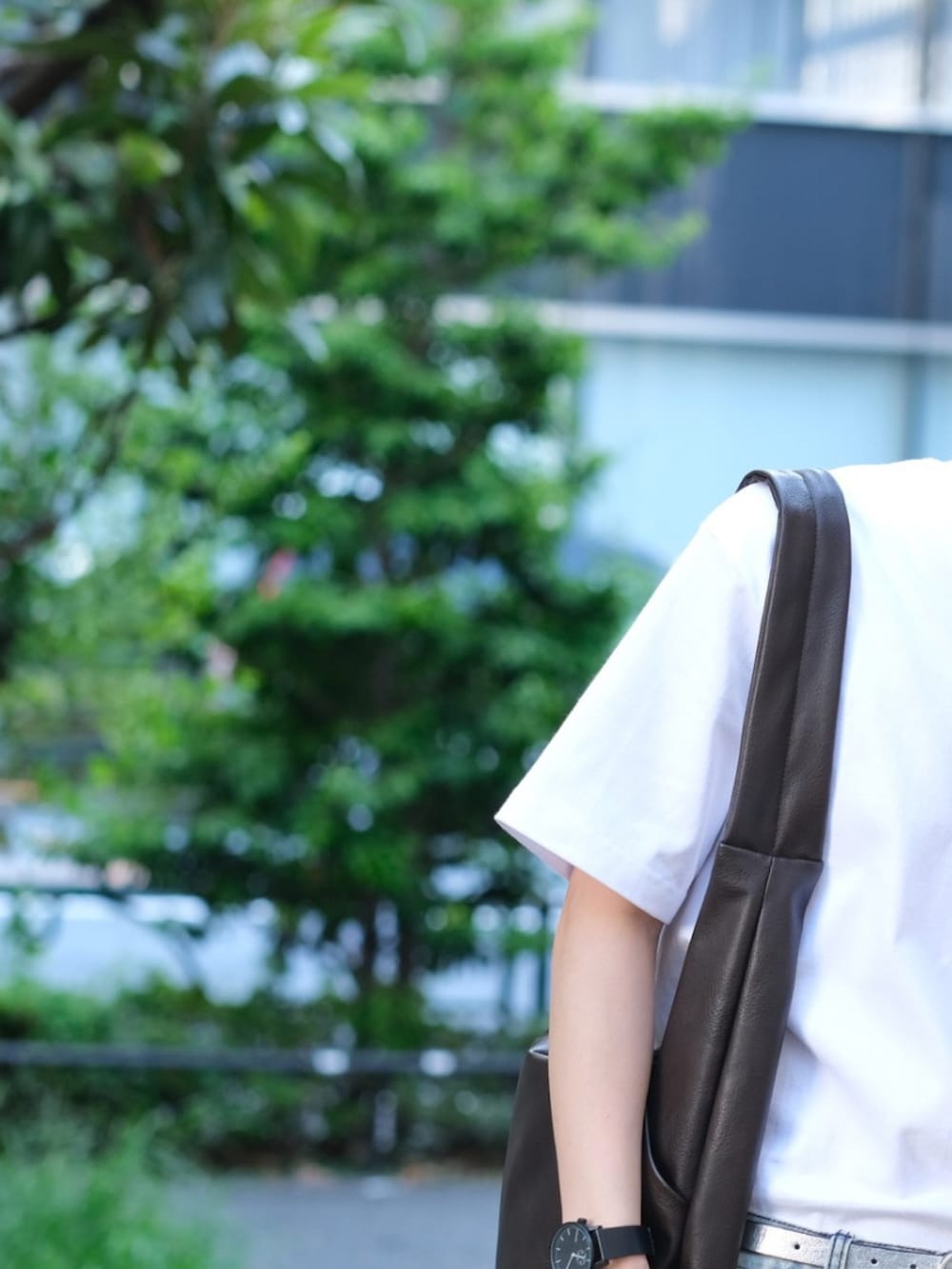 ホワイト系のTシャツ/カットソー、ブルー系のデニムパンツ、グレー系のスニーカーを着用したメンズの夏コーディネートの2枚目の写真