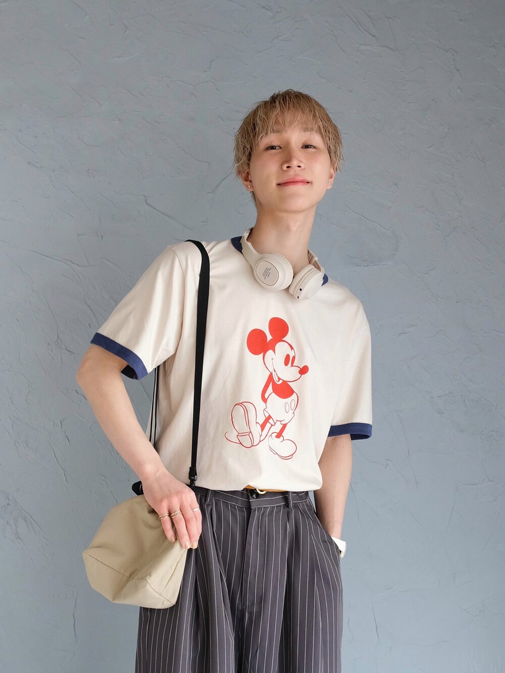 ホワイト系のサンダル、グレー系のその他パンツ、ベージュ系のTシャツ/カットソーを着用したメンズの春コーディネートの2枚目の写真