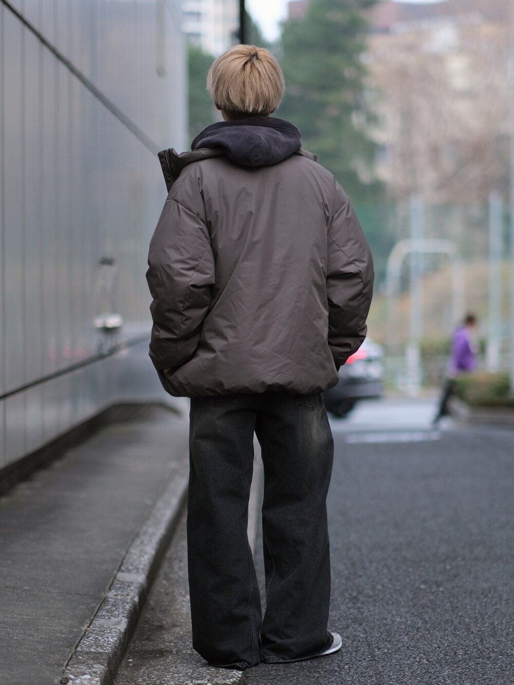 ブラウン系のダウンジャケット/コート、グレー系のカーディガン/ボレロ、ブラウン系のパーカーを着用したメンズの冬コーディネートの5枚目の写真