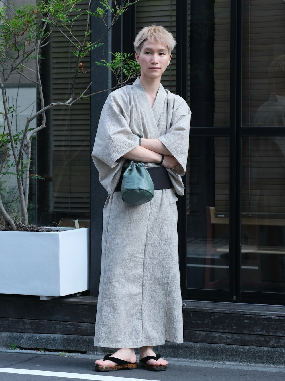 グリーン系のショルダーバッグ、ホワイト系の浴衣、ベージュ系のファンデーションを着用したメンズの夏コーディネートの4枚目の写真