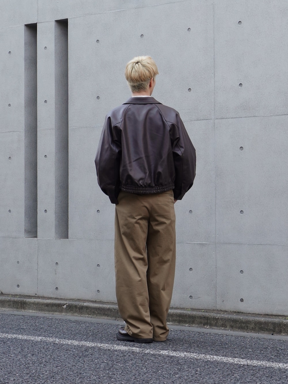 ホワイト系のカーディガン/ボレロ、ブラウン系のジャケット/アウター、その他の香水を着用したメンズの冬コーディネートの3枚目の写真