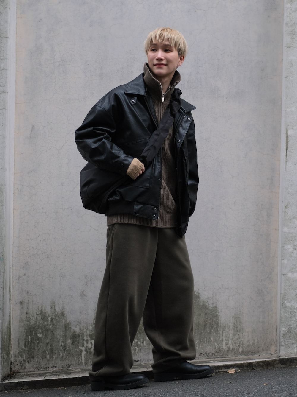 グリーン系のスウェットパンツ、ブラック系のブルゾン、ブラウン系のニット/セーターを着用したメンズの冬コーディネートの4枚目の写真