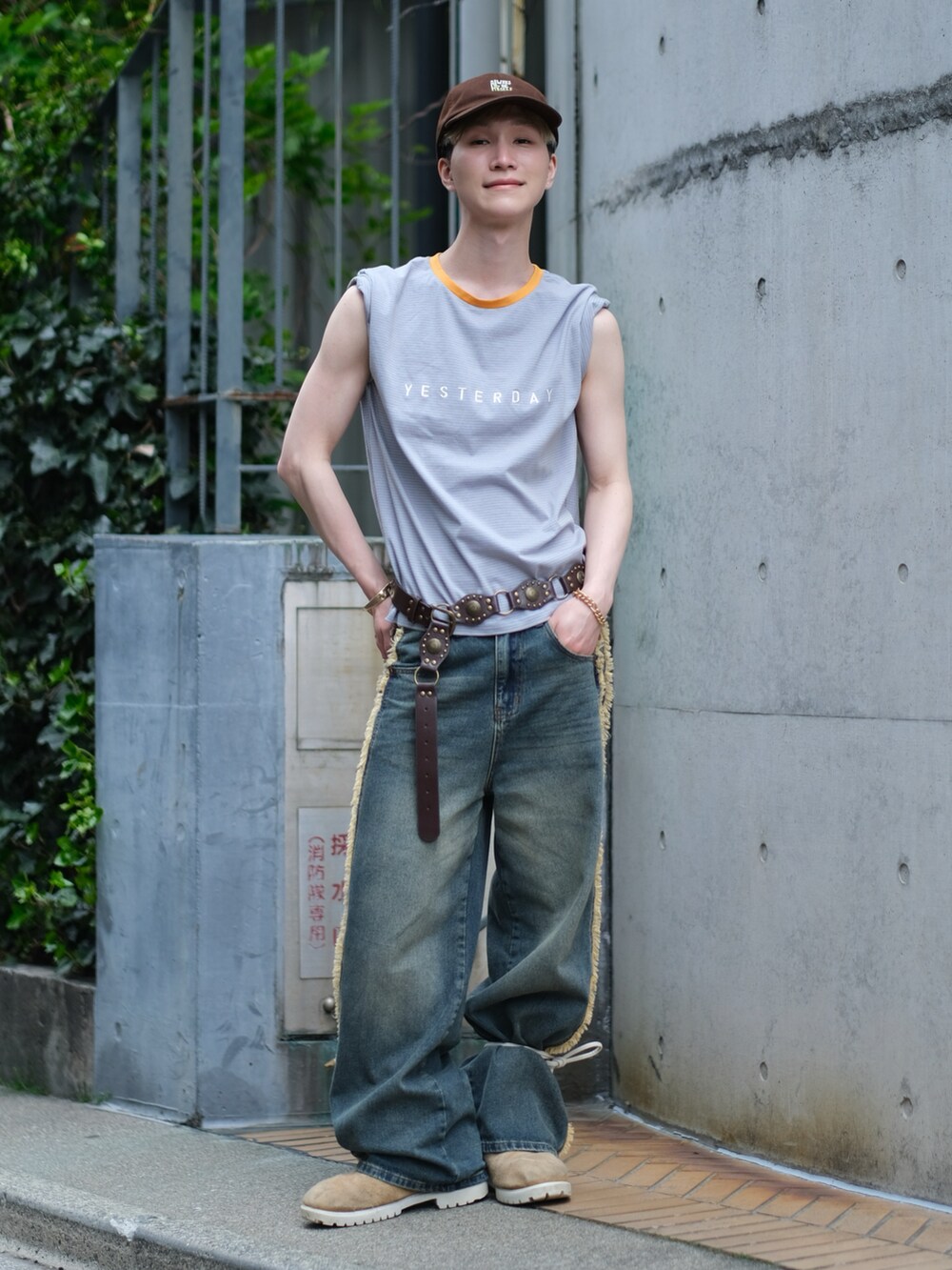 その他のデニムパンツ、ブルー系のTシャツ/カットソー、ベージュ系のブーツを着用したメンズの春コーディネートの4枚目の写真