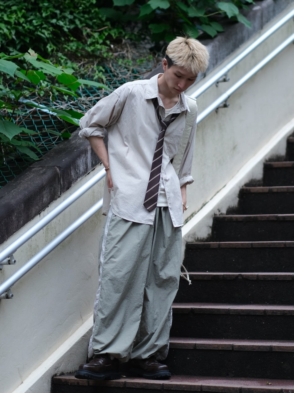 ベージュ系のその他パンツ、その他のネクタイ、ベージュ系のシャツ/ブラウスを着用したメンズの夏コーディネートの4枚目の写真