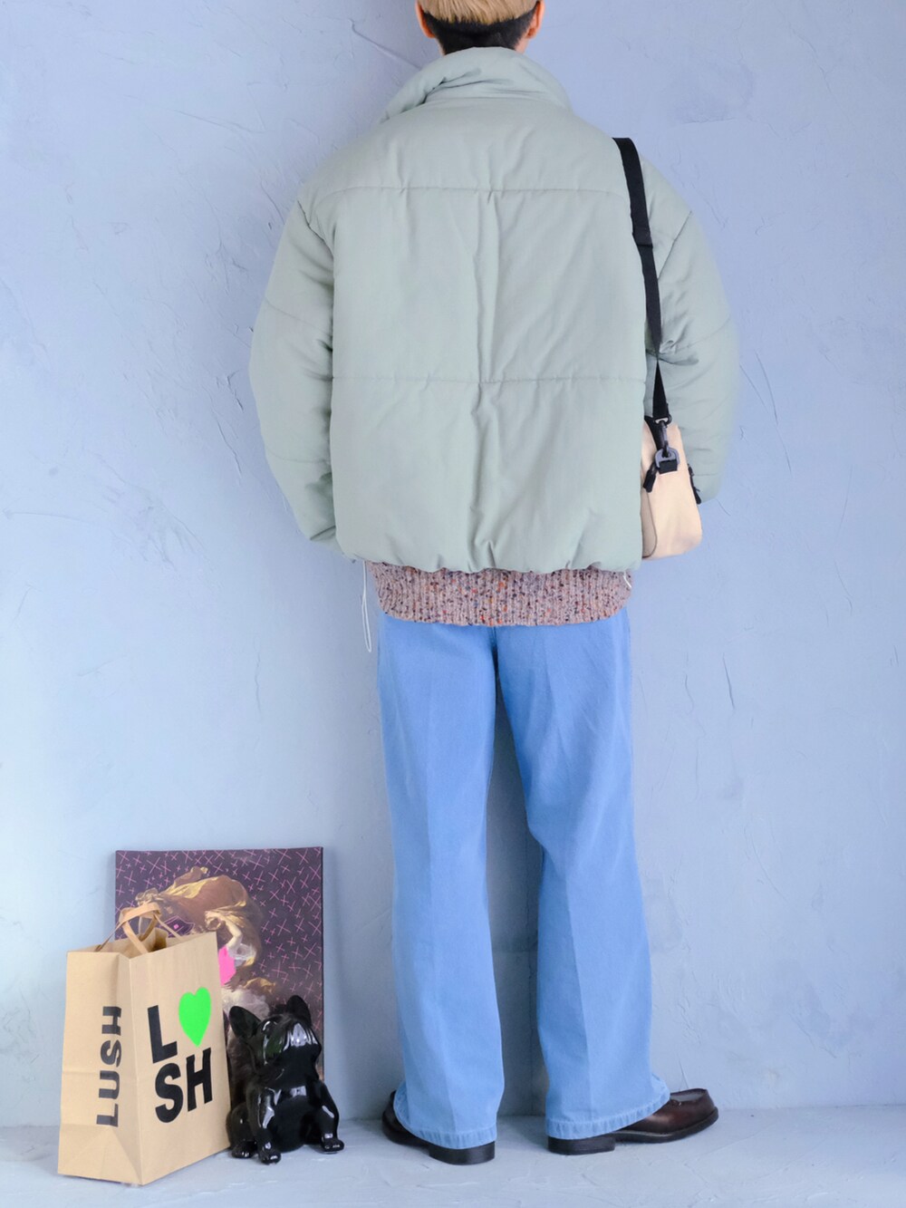 ブラウン系のローファー、ブルー系のデニムパンツ、グレー系のニット/セーターを着用したメンズの冬コーディネートの3枚目の写真