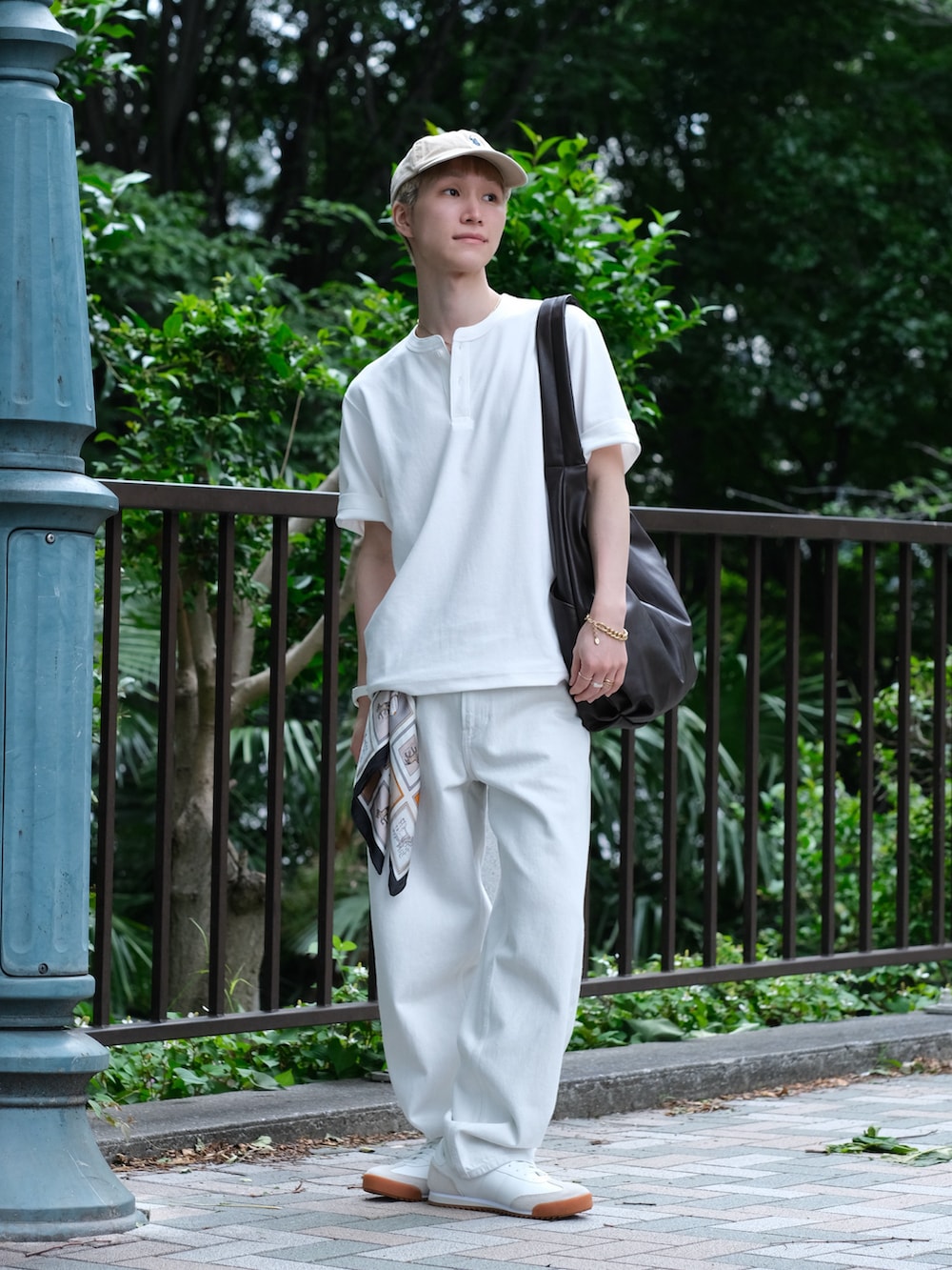 「スカーフ、スニーカー、白パンツ、白Tシャツ、Tシャツ、ワイドパンツ、キャップ、ショルダーバッグ、シンプルコーデ、デートコーデ、淡色コーデ、モノトーン、デニム、プチプラ、古着MIX」|「SPINNSの【13種類】総柄スカーフ(バンダナ/スカーフ、その他)」を使った、いったさん(骨格ナチュラル・メンズ・169cm)の夏コーディネートの3枚目の写真
