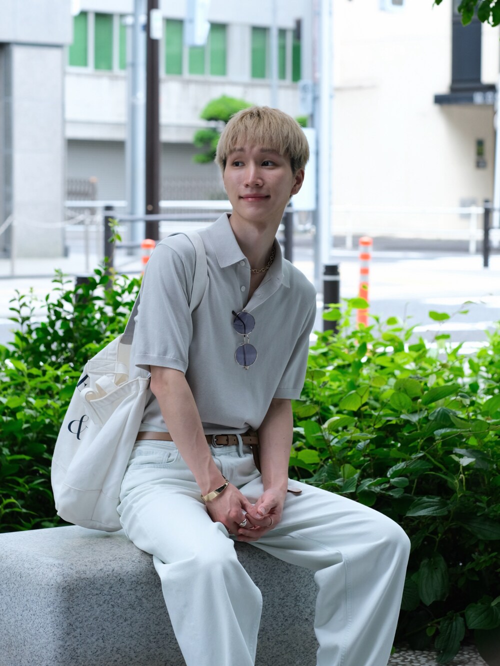 ホワイト系のデニムパンツ、ホワイト系のポロシャツ、ホワイト系のスニーカーを着用したメンズの夏コーディネートの5枚目の写真