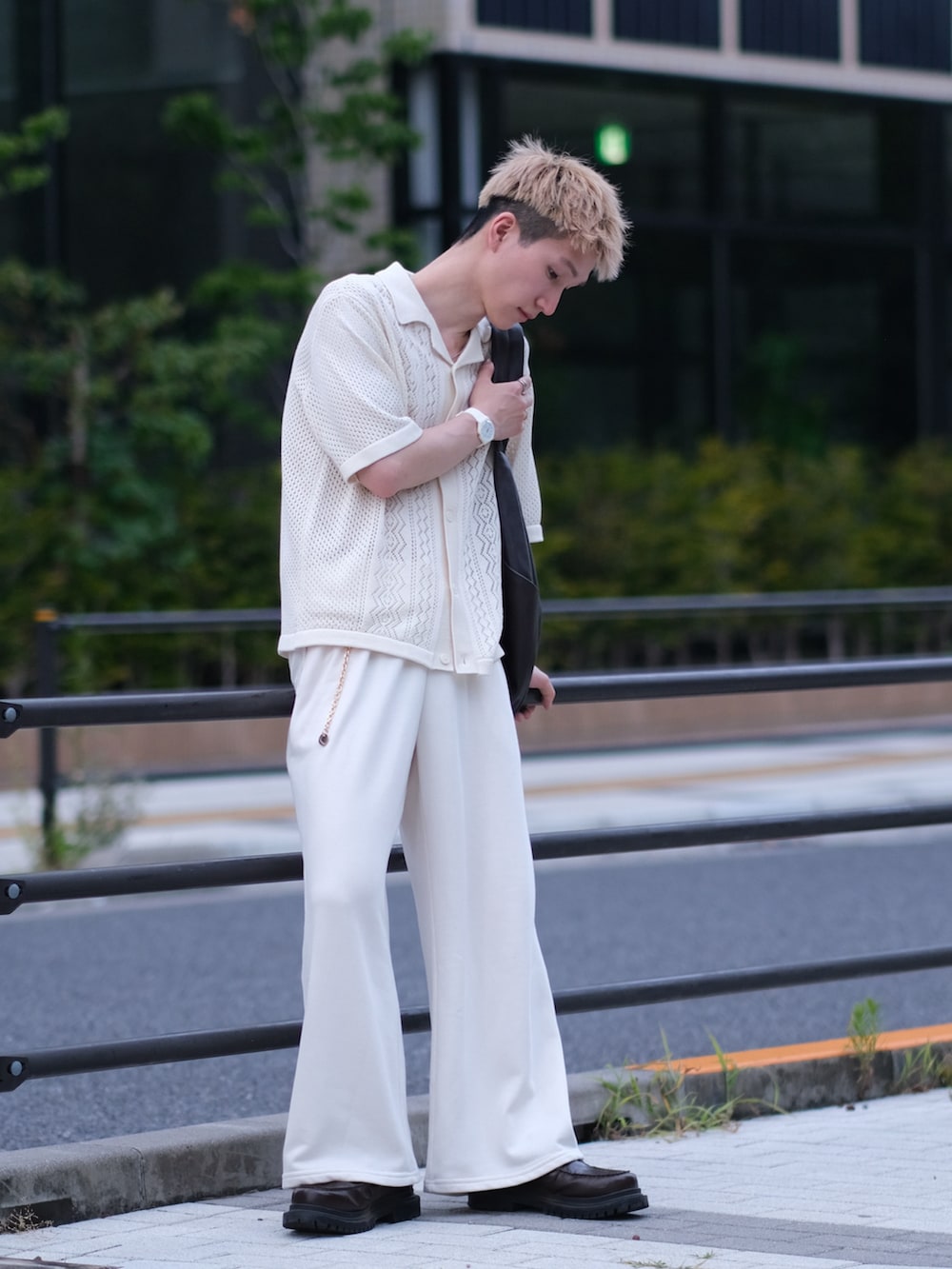 ホワイト系のシャツ/ブラウス、ホワイト系のスウェットパンツ、ブラウン系のショルダーバッグを着用したメンズの夏コーディネートの2枚目の写真