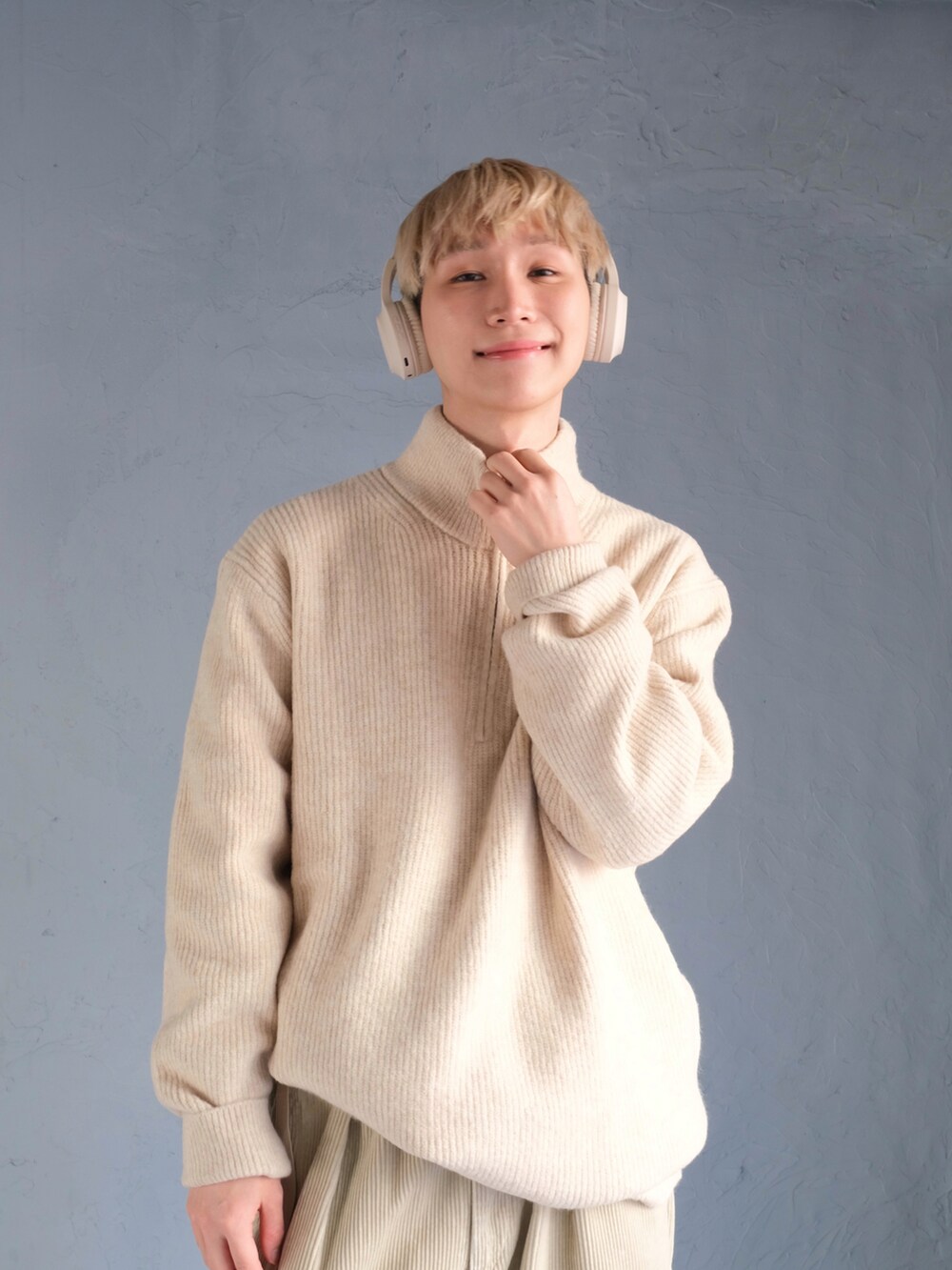 ホワイト系のニット/セーター、ベージュ系のその他パンツ、ホワイト系のスニーカーを着用したメンズの冬コーディネートの2枚目の写真