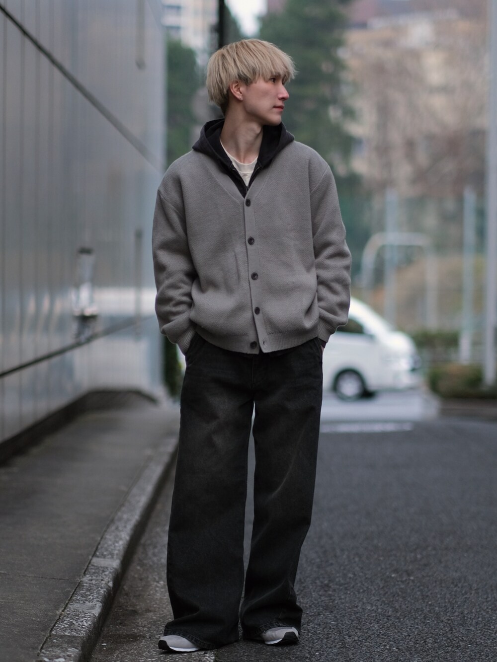 ブラウン系のダウンジャケット/コート、グレー系のカーディガン/ボレロ、ブラウン系のパーカーを着用したメンズの冬コーディネートの3枚目の写真