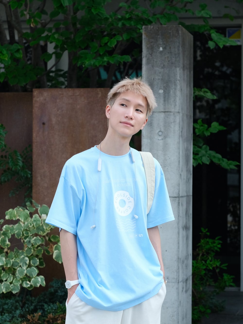 ブルー系のTシャツ/カットソー、ホワイト系のスウェットパンツ、ホワイト系のショルダーバッグを着用したメンズの夏コーディネートの3枚目の写真