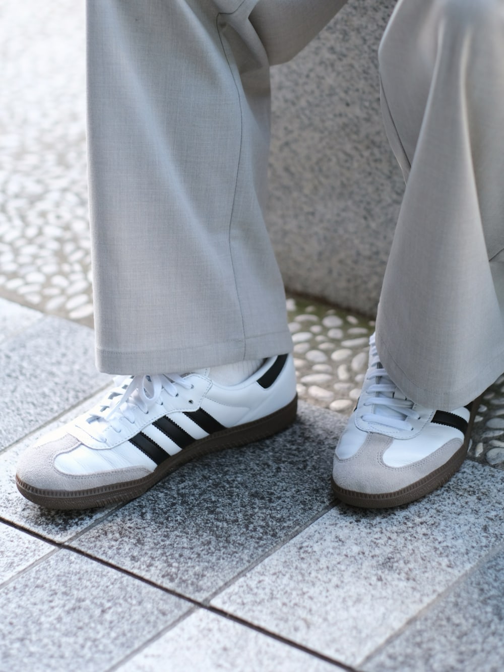 グレー系のTシャツ/カットソー、ホワイト系のスニーカー、ホワイト系のシャツ/ブラウスを着用したメンズの夏コーディネートの3枚目の写真