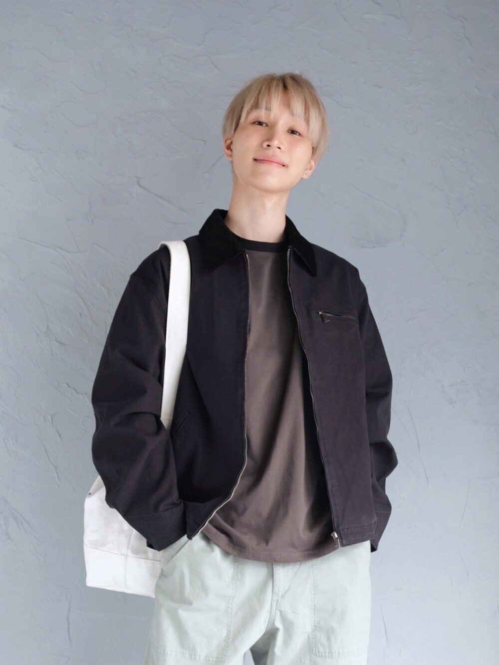 ホワイト系のスニーカー、グリーン系のその他パンツ、ブラック系のTシャツ/カットソーを着用したメンズの冬コーディネートの2枚目の写真