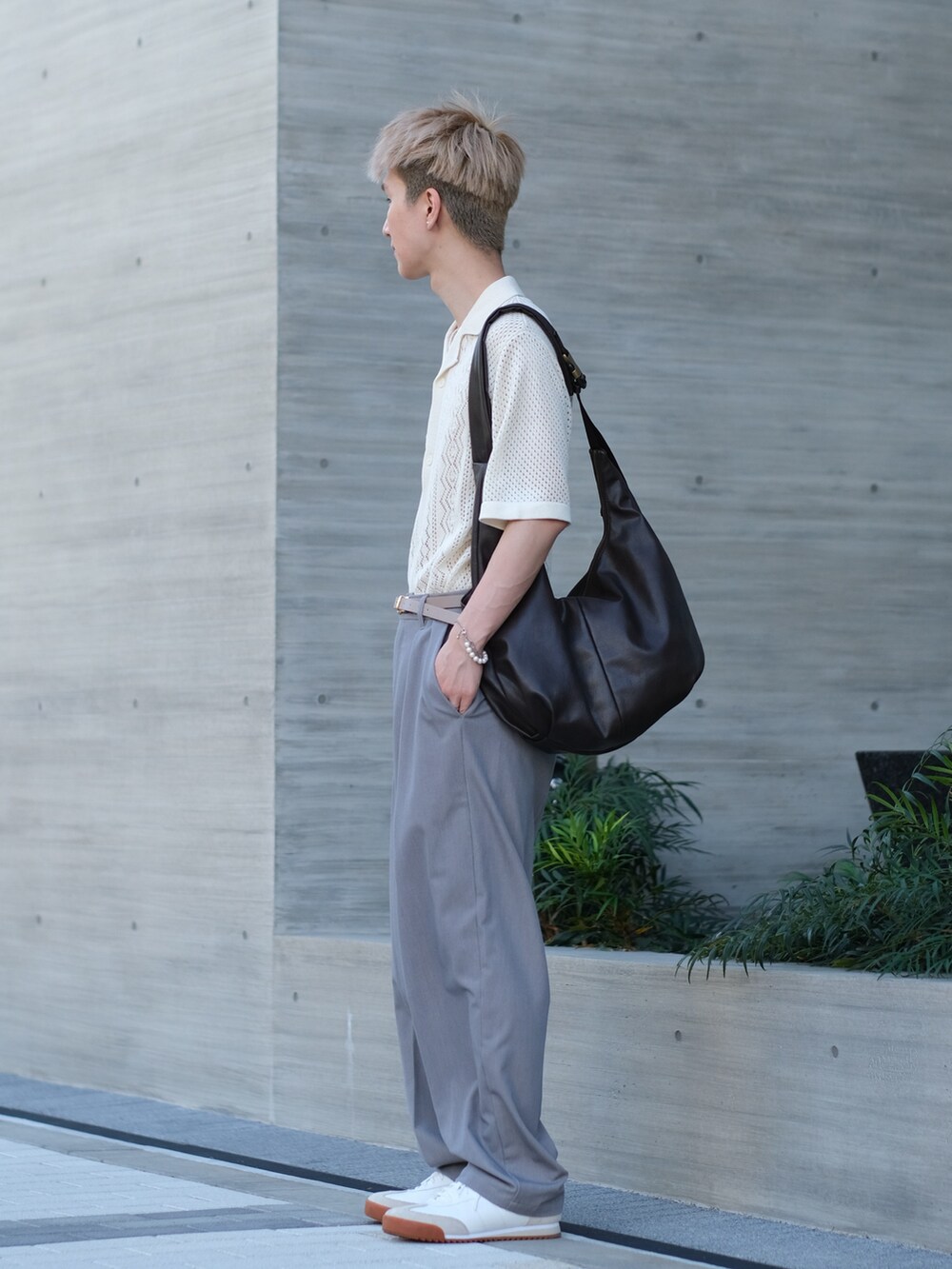 ベージュ系のその他パンツ、ホワイト系のシャツ/ブラウス、ブラウン系のショルダーバッグを着用したメンズの夏コーディネートの5枚目の写真