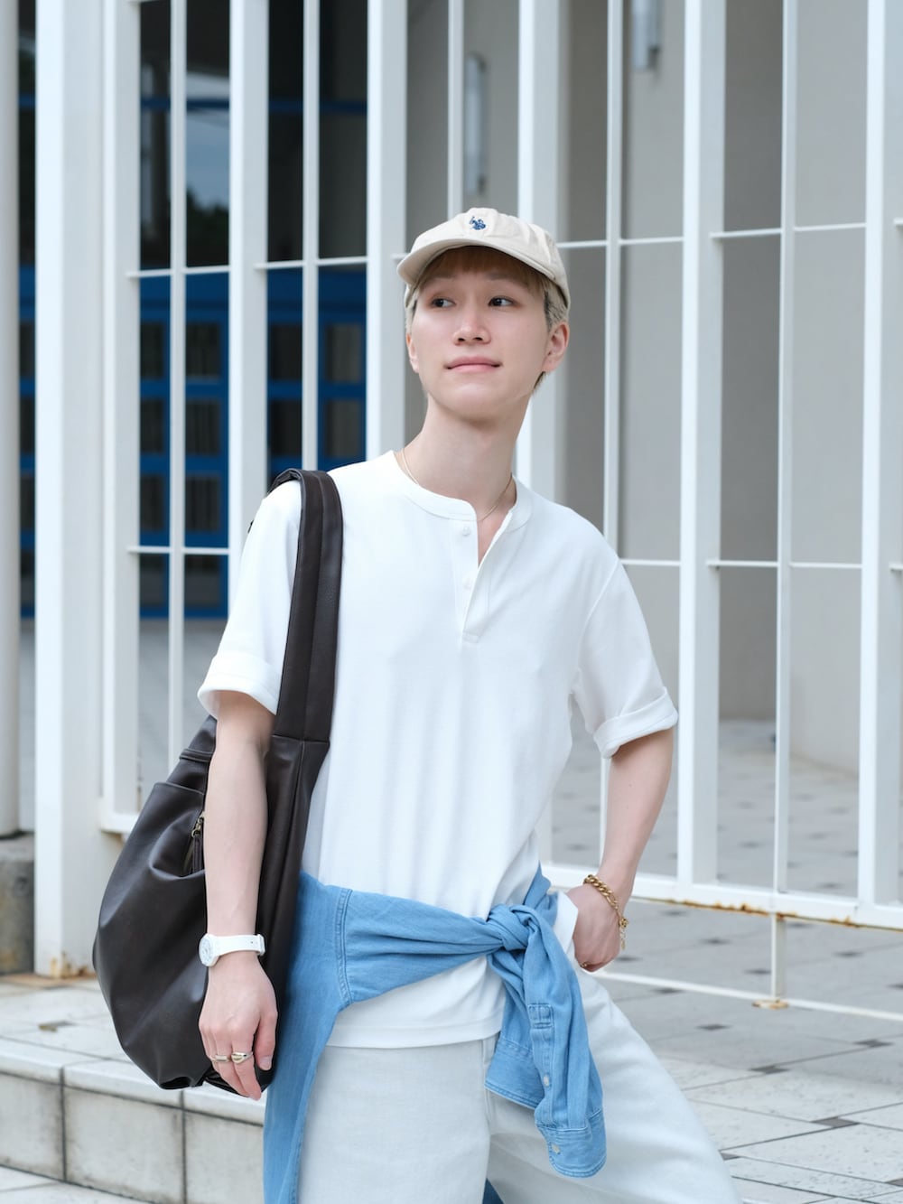 ホワイト系のTシャツ/カットソー、ホワイト系のデニムパンツ、ホワイト系のスニーカーを着用したメンズの夏コーディネートの2枚目の写真