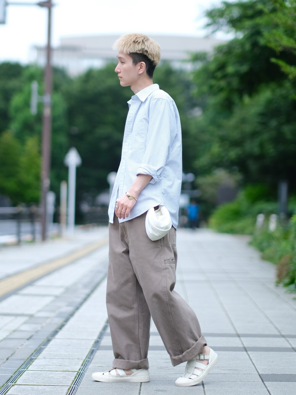 ホワイト系のサンダル、グリーン系のシャツ/ブラウス、ブラウン系のデニムパンツを着用したメンズの夏コーディネートの5枚目の写真