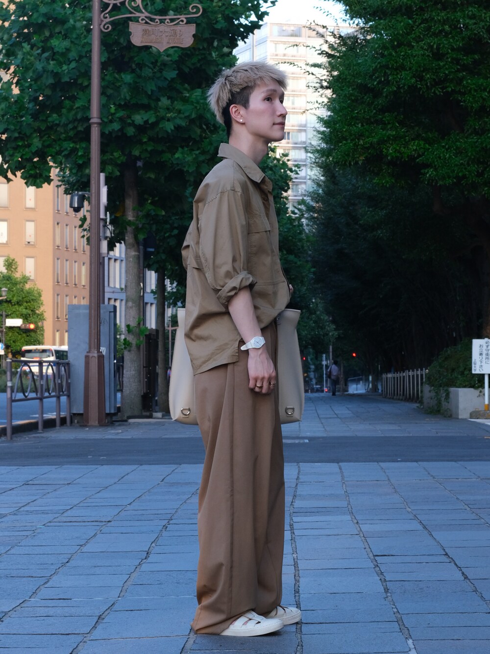 ベージュ系のバックパック/リュック、ホワイト系のサンダル、グリーン系のシャツ/ブラウスを着用したメンズの夏コーディネートの3枚目の写真