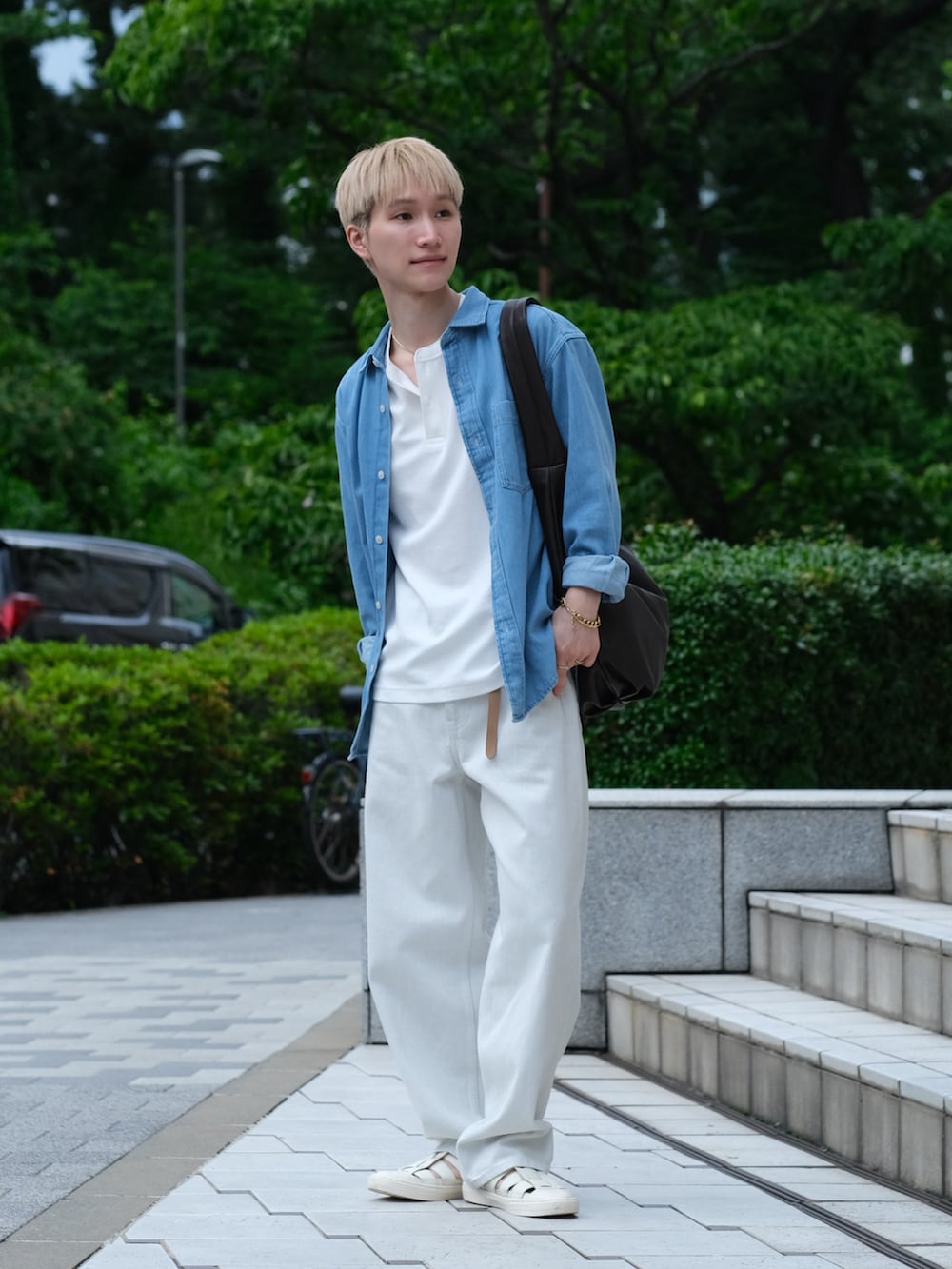 ホワイト系のサンダル、ホワイト系のTシャツ/カットソー、ブルー系のシャツ/ブラウスを着用したメンズの夏コーディネートの3枚目の写真