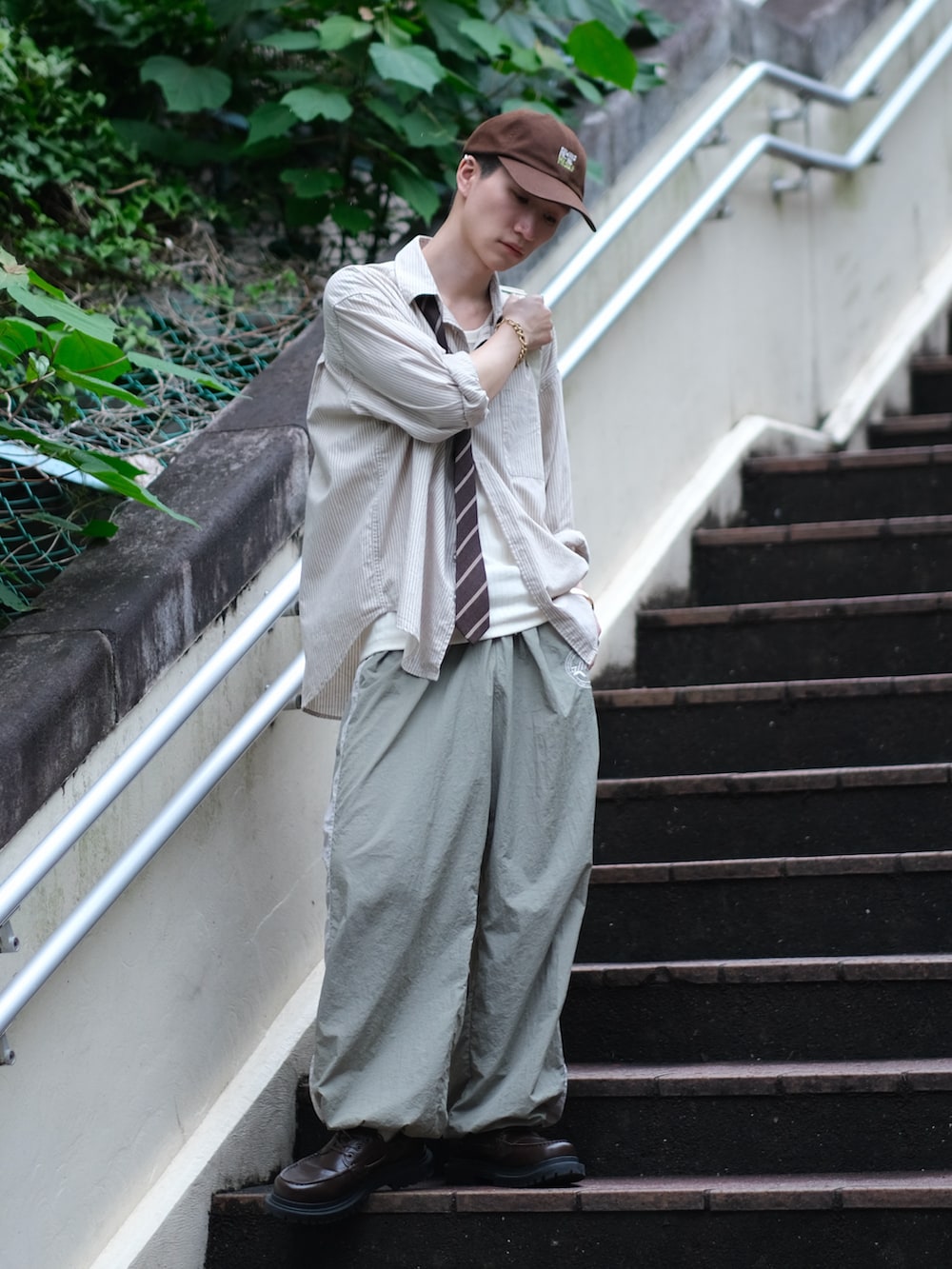 ベージュ系のその他パンツ、その他のネクタイ、ベージュ系のシャツ/ブラウスを着用したメンズの夏コーディネートの3枚目の写真