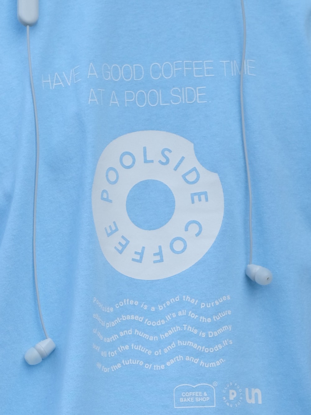 ブルー系のTシャツ/カットソー、ホワイト系のスウェットパンツ、ホワイト系のショルダーバッグを着用したメンズの夏コーディネートの5枚目の写真