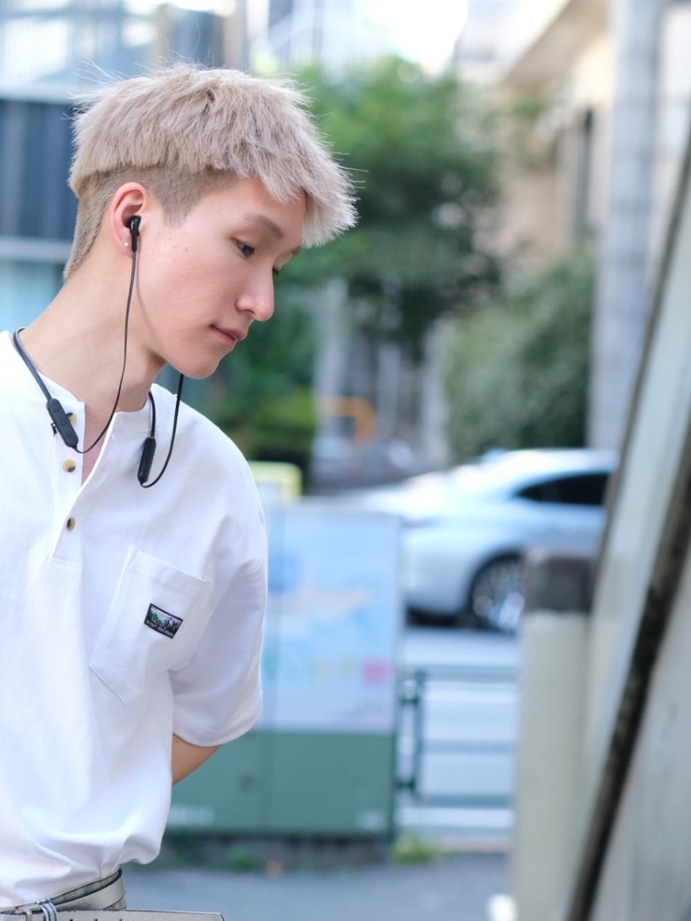 ホワイト系のTシャツ/カットソー、ブルー系のデニムパンツ、グレー系のスニーカーを着用したメンズの夏コーディネートの3枚目の写真