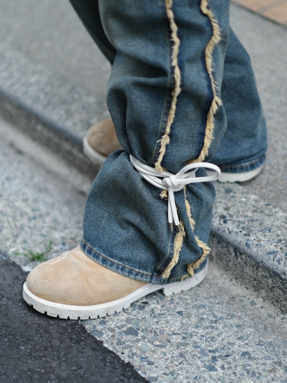 その他のデニムパンツ、ブルー系のTシャツ/カットソー、ベージュ系のブーツを着用したメンズの春コーディネートの5枚目の写真