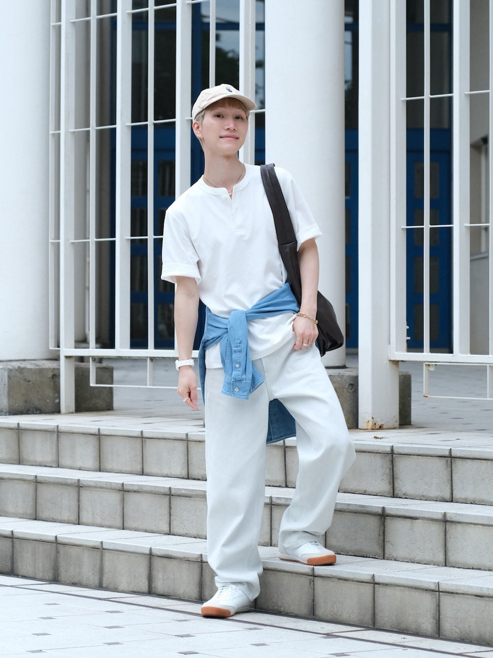 ホワイト系のTシャツ/カットソー、ホワイト系のデニムパンツ、ホワイト系のスニーカーを着用したメンズの夏コーディネートの3枚目の写真