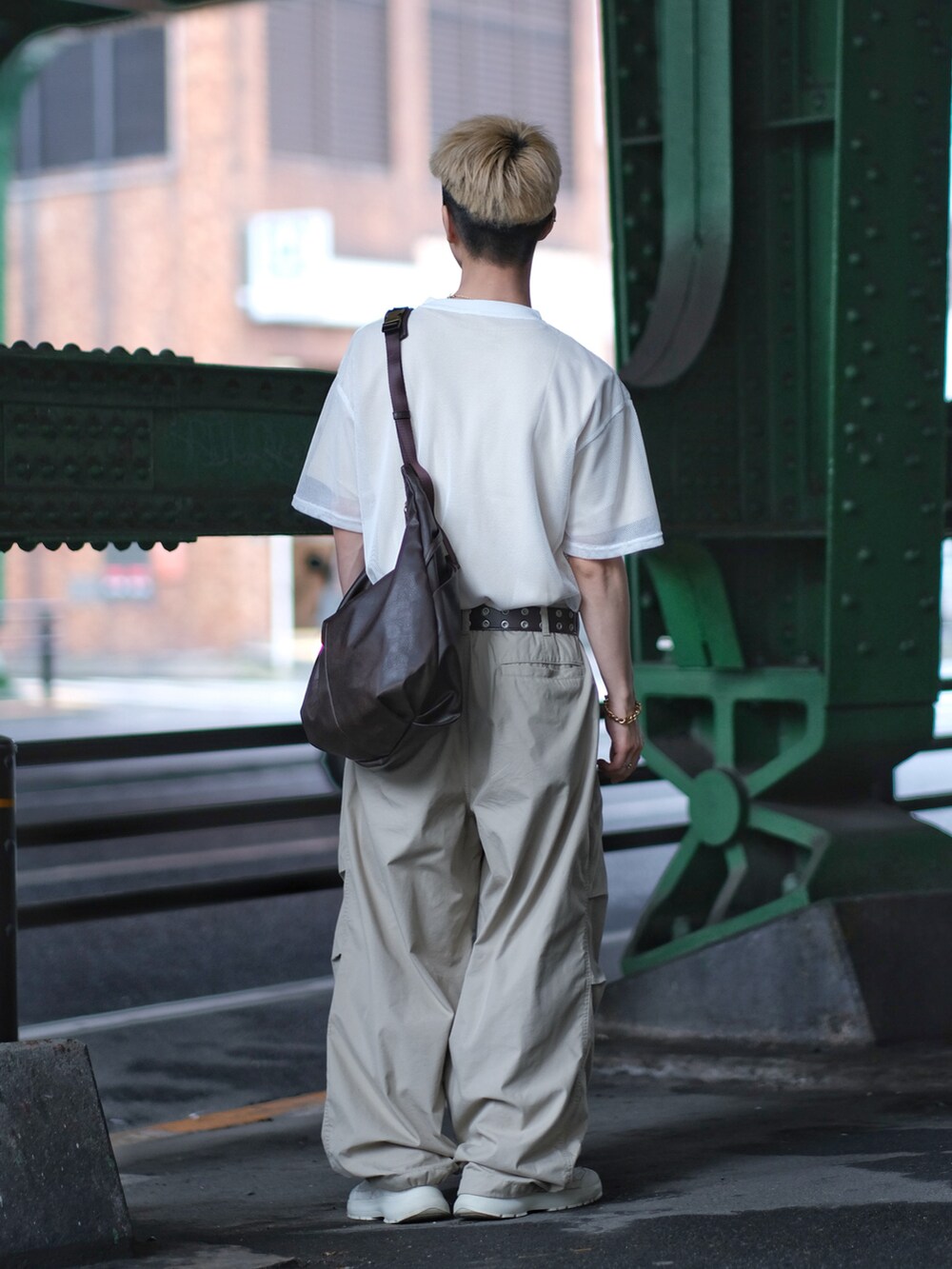 ホワイト系のTシャツ/カットソー、ホワイト系のTシャツ/カットソー、ホワイト系のその他パンツを着用したメンズの夏コーディネートの4枚目の写真