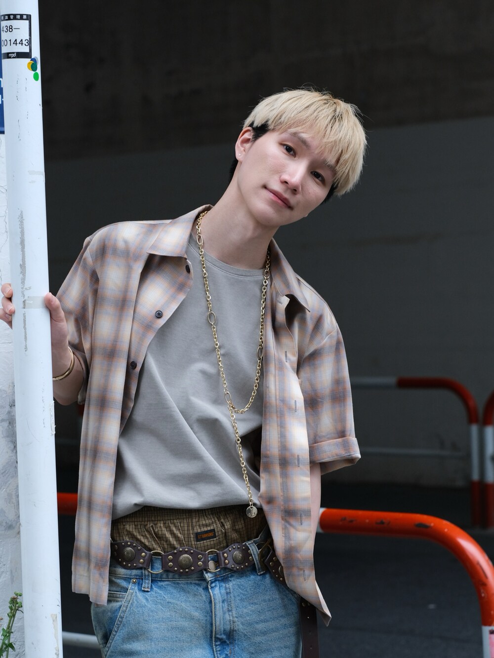 ブルー系のデニムパンツ、ベージュ系のブーツ、ベージュ系のシャツ/ブラウスを着用したメンズの夏コーディネートの4枚目の写真