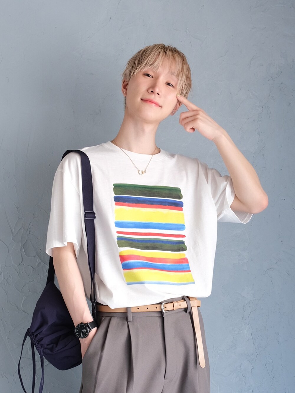 ブラウン系のローファー、ホワイト系のTシャツ/カットソー、ベージュ系のベルトを着用したメンズの春コーディネートの2枚目の写真