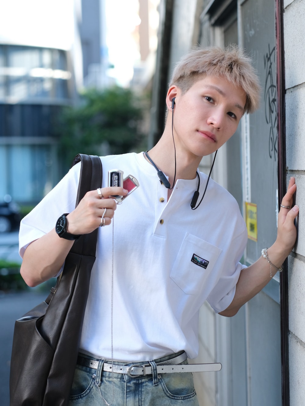 ホワイト系のTシャツ/カットソー、ブルー系のデニムパンツ、グレー系のスニーカーを着用したメンズの夏コーディネートの4枚目の写真