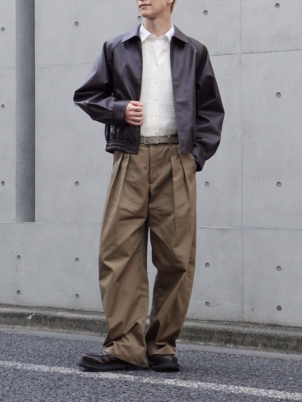 ホワイト系のカーディガン/ボレロ、ブラウン系のジャケット/アウター、その他の香水を着用したメンズの冬コーディネートの4枚目の写真