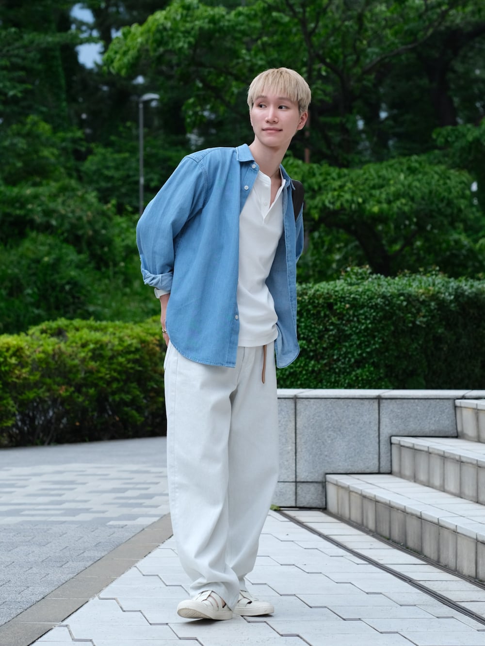 ホワイト系のサンダル、ホワイト系のTシャツ/カットソー、ブルー系のシャツ/ブラウスを着用したメンズの夏コーディネートの5枚目の写真