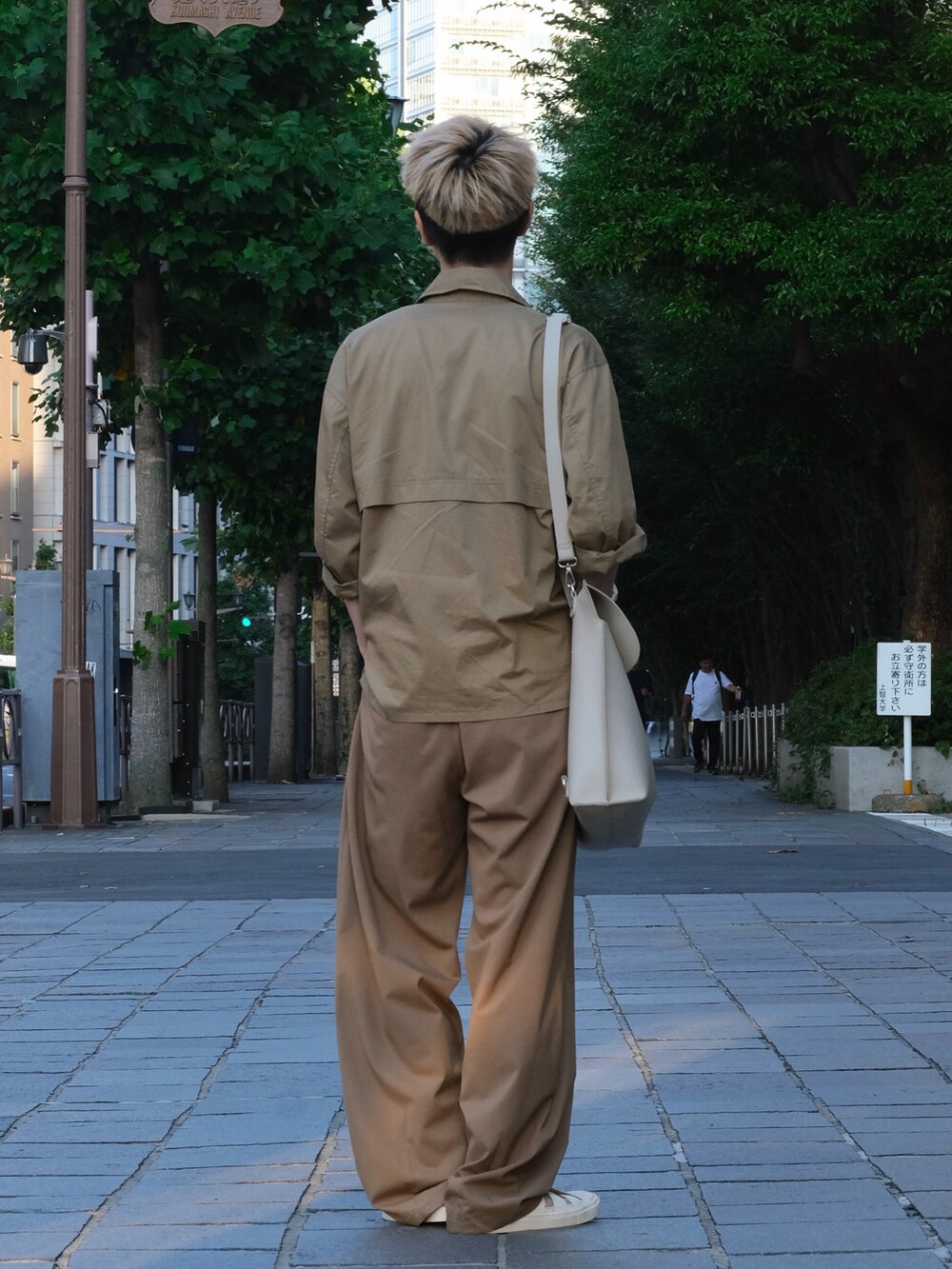 ベージュ系のバックパック/リュック、ホワイト系のサンダル、グリーン系のシャツ/ブラウスを着用したメンズの夏コーディネートの2枚目の写真