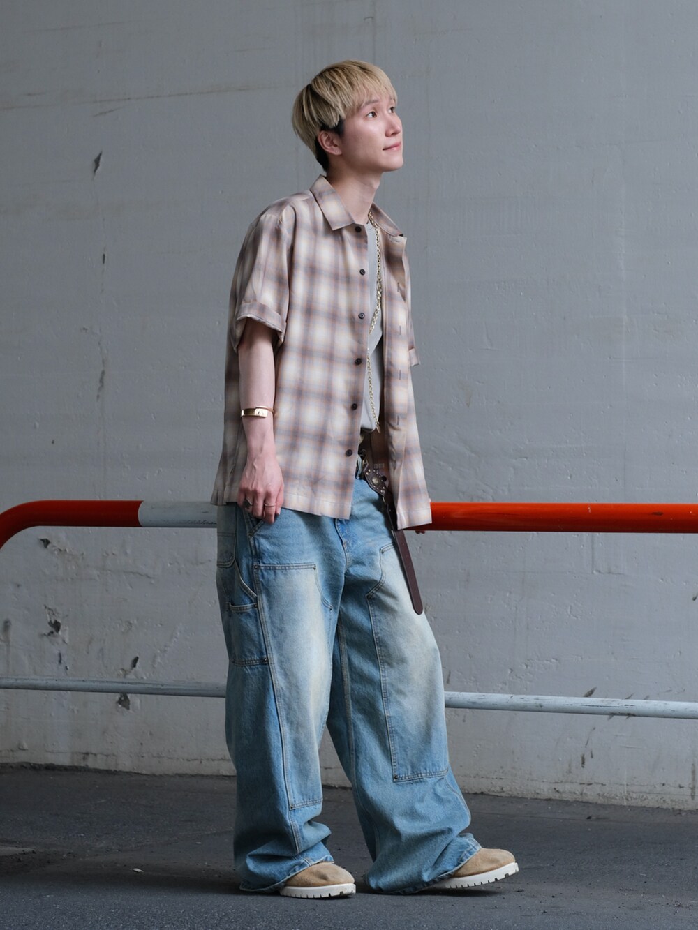 ブルー系のデニムパンツ、ベージュ系のブーツ、ベージュ系のシャツ/ブラウスを着用したメンズの夏コーディネートの2枚目の写真