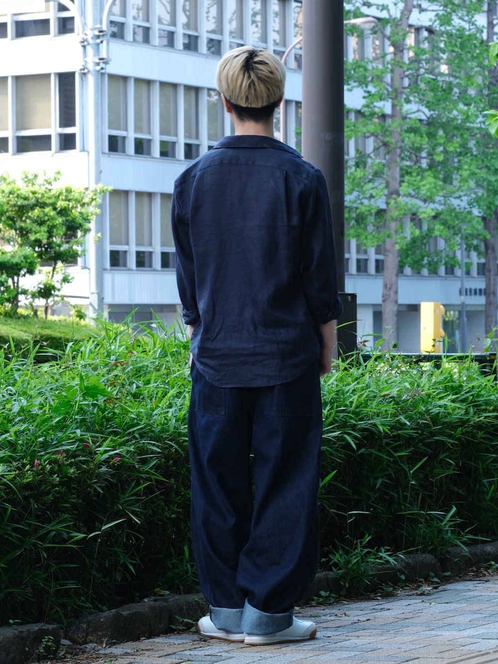 ブルー系のデニムパンツ、ブルー系のシャツ/ブラウス、ホワイト系のタンクトップを着用したメンズの春コーディネートの2枚目の写真