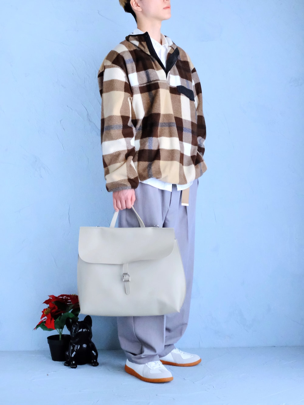 ホワイト系のスニーカー、ベージュ系のその他パンツ、その他のスウェットを着用したメンズの秋コーディネートの3枚目の写真