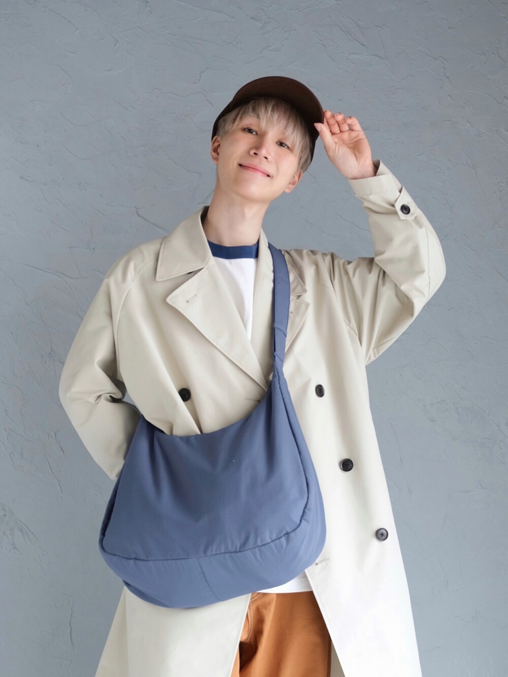 ブラウン系のローファー、ブラウン系のチノパンツ、ベージュ系のトレンチコートを着用したメンズの冬コーディネートの2枚目の写真