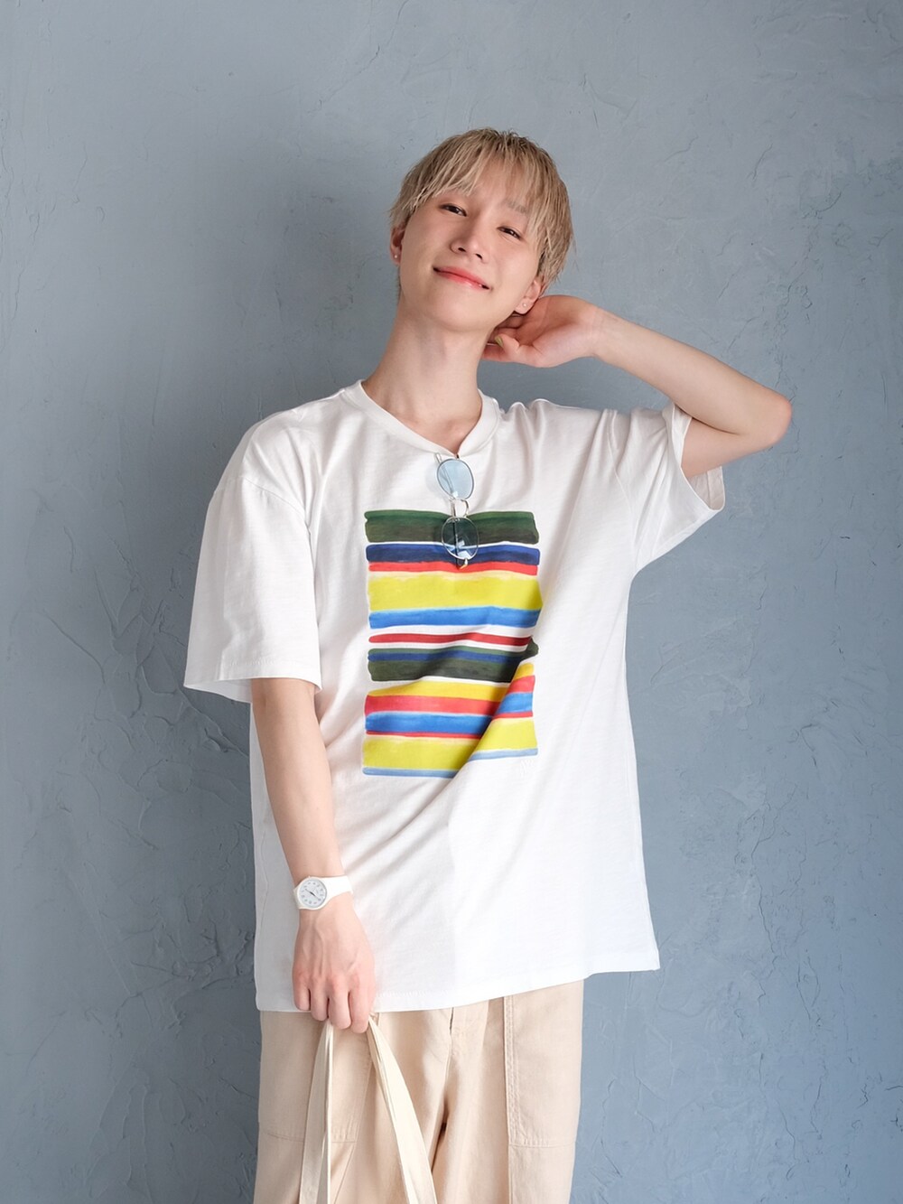 ホワイト系のサンダル、ベージュ系のトートバッグ、ホワイト系のTシャツ/カットソーを着用したメンズの春コーディネートの2枚目の写真