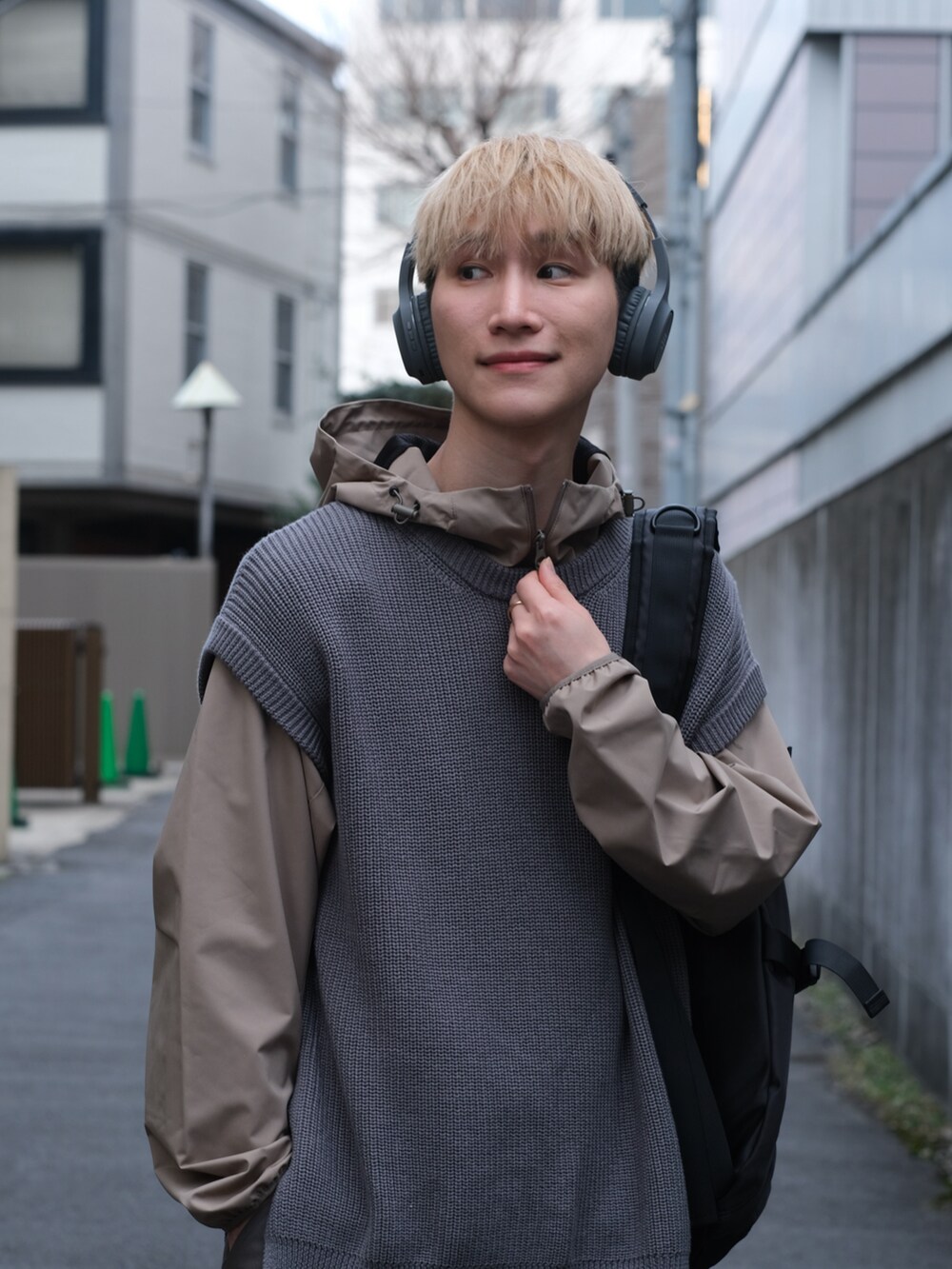 ブルー系のベスト、グレー系のスラックス、ブラウン系のローファーを着用したメンズの春コーディネートの4枚目の写真