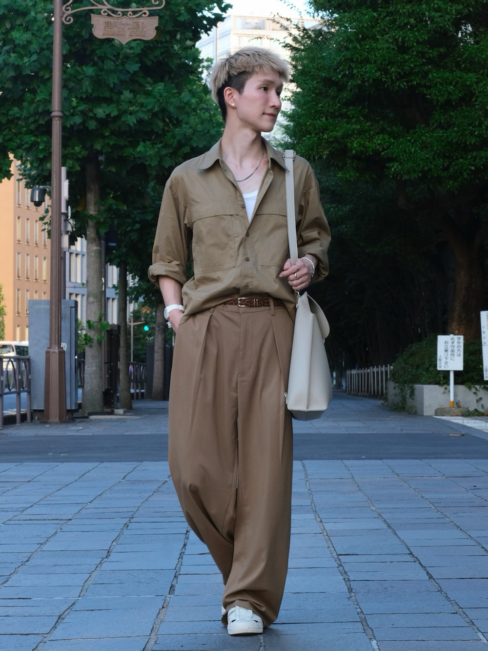 ベージュ系のバックパック/リュック、ホワイト系のサンダル、グリーン系のシャツ/ブラウスを着用したメンズの夏コーディネートの4枚目の写真