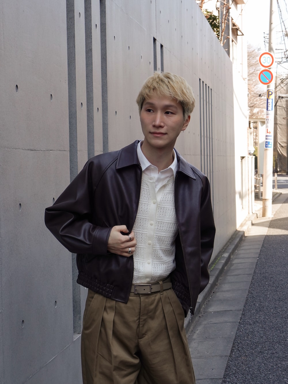 ホワイト系のカーディガン/ボレロ、ブラウン系のジャケット/アウター、その他の香水を着用したメンズの冬コーディネートの2枚目の写真